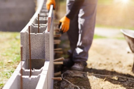 Travaux de ma&ccedil;onnerie &agrave; Tr&eacute;voux, guide pour bien choisir
