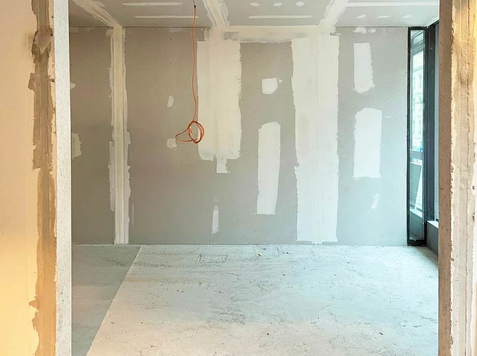 Chantier de rénovation intérieure, pièce vide en cours de finition