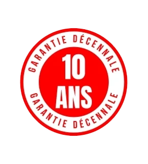 Composition graphique montrant un certificat ou document officiel de garantie décennale en maçonnerie, présenté ouvert ou partiellement déroulé, avec des éléments visuels symbolisant la protection et la durabilité : tampon d'approbation, cachet de certification, ou badges de conformité. Le style doit être professionnel et moderne, sur un arrière-plan neutre, évoquant clairement l'assurance et la sécurité juridique liée aux travaux de bâtiment.