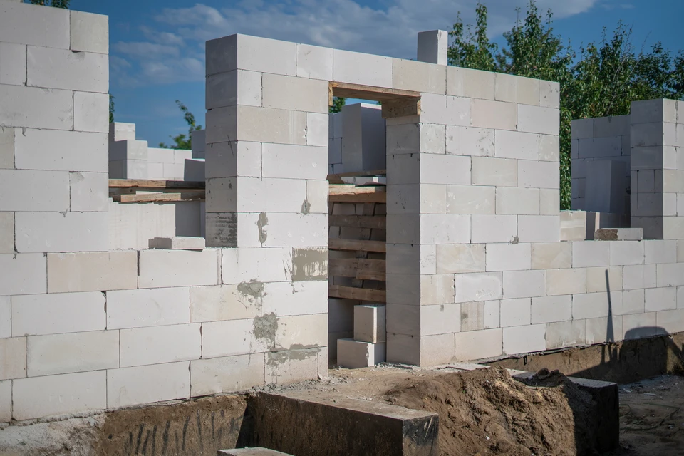 Maçon travaillant sur un chantier de construction à la lumière du jour, posant des briques méticuleusement avec une truelle