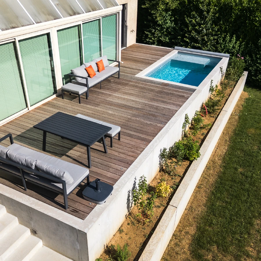 Terrasse extérieure en bois massif, pose en lames parallèles avec rainures antidérapantes
